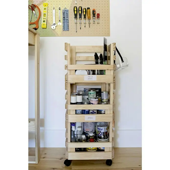 Astigarraga Evolution Carro de cocina - L x An x Al: 30 x 38 x 90 cm, Natural - Esta imagen muestra un carro de taller de madera con diversas herramientas y material de pintura, que está sobre ruedas.