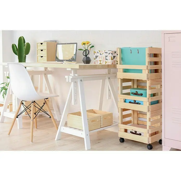 Astigarraga Evolution Carro de cocina - L x An x Al: 30 x 38 x 90 cm, Natural - Toma de una estantería de madera con ruedas y cajas de almacenamiento de colores, junto a un escritorio con un portátil.