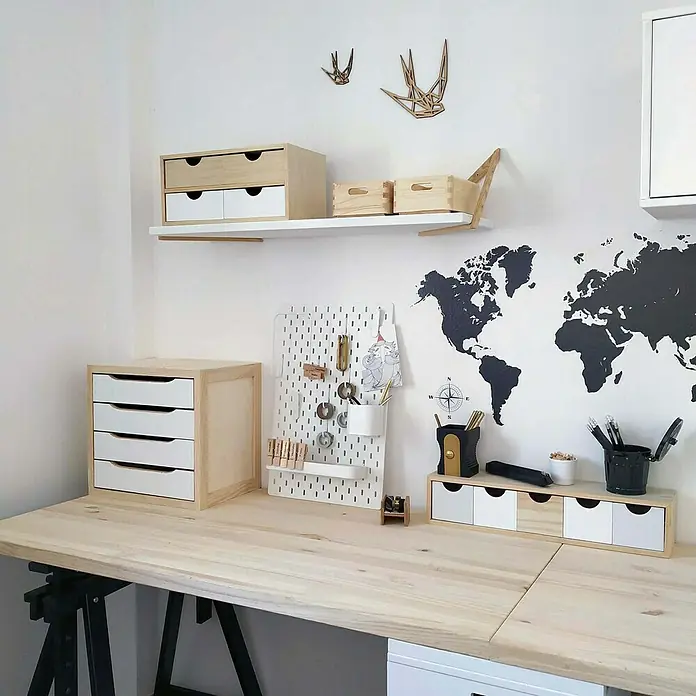 Astigarraga Caja de madera - L x An x Al: 40 x 60 x 23 cm, Madera de pino - Un escritorio luminoso con diversas soluciones de almacenamiento, incluyendo cajones y estantes, ofreciendo organización y estilo.