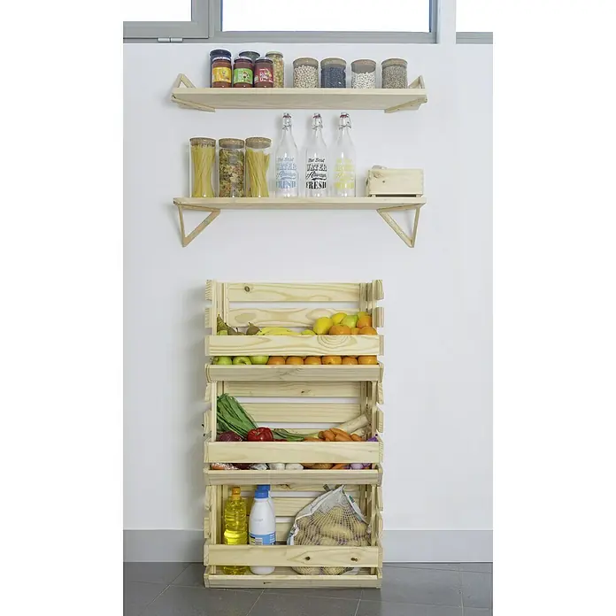 Astigarraga Evolution Caja de madera apilable - L x An x Al: 28,5 x 60 x 35,3 cm, Marróm - Un estante con alimentos en tarros y botellas y un estante de madera de tres niveles lleno de frutas, verduras y productos de limpieza del hogar.
