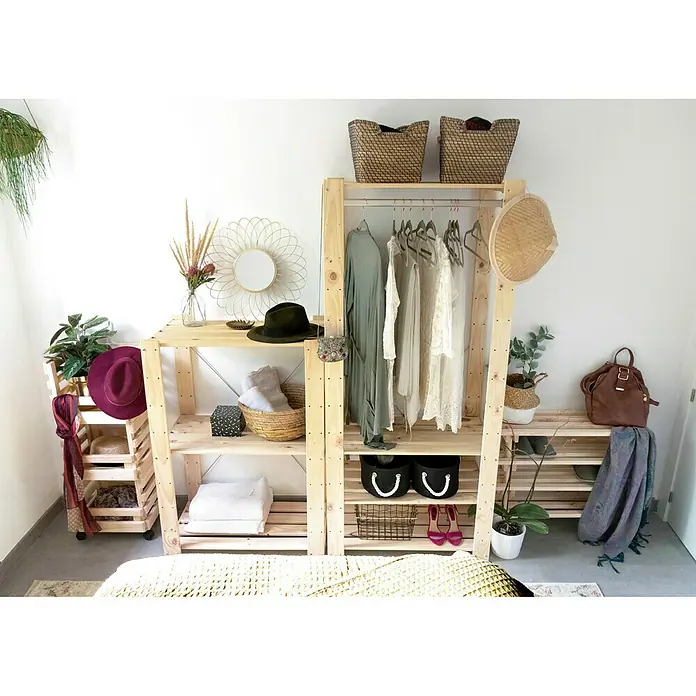 Astigarraga Evolution Carro de cocina - L x An x Al: 30 x 38 x 90 cm, Natural - Esta imagen muestra un elegante sistema de armario abierto hecho de madera clara, dispuesto con ropa, cestas y accesorios decorativos.