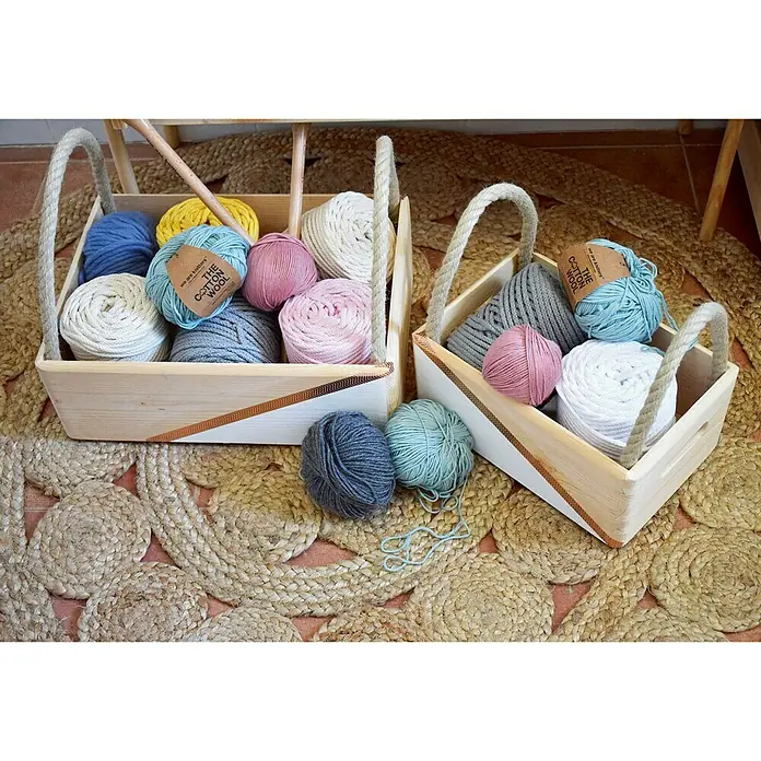Astigarraga Caja de almacenaje - L x An x Al: 20 x 15 x 9 cm - Dos cestas de madera llenas de ovillos de lana de colores sobre una alfombra redonda. Ideal para proyectos de tejido y como elemento decorativo.