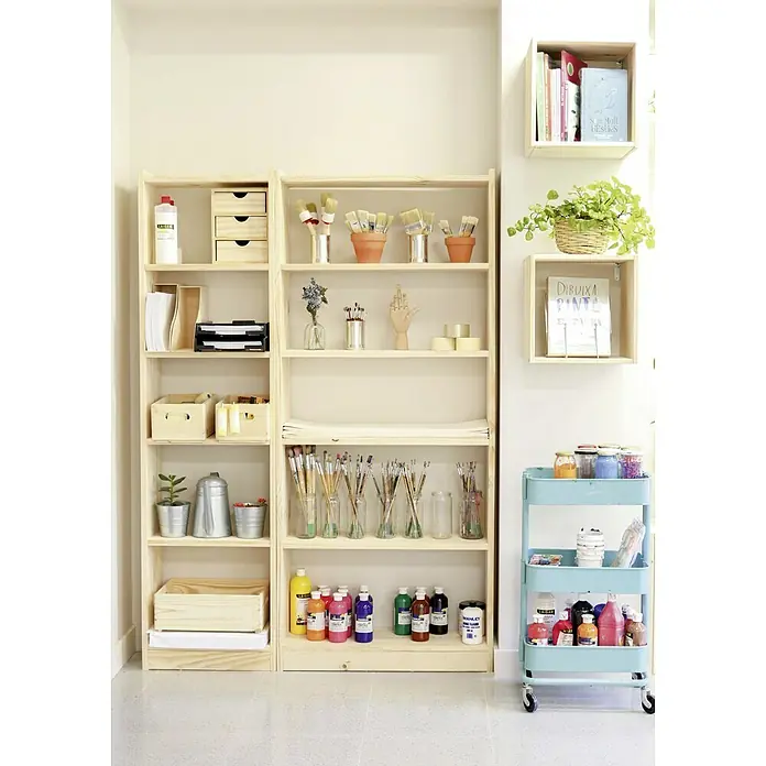 Astigarraga Gala Estantería de madera - Al x An x Pr: 120,7 x 49,6 x 25 cm, Capacidad de carga por balda: 100 kg, Número de baldas: 4 ud., Atornillado, Natural - Suministros de manualidades organizados en estanterías de madera y un carro móvil. Un espacio creativo con pinturas, pinceles y recipientes para proyectos artísticos.