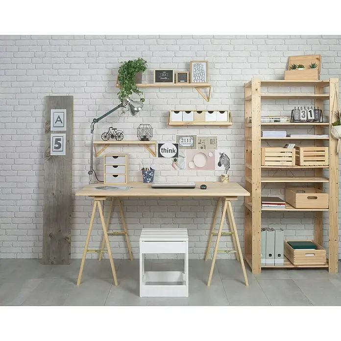 Astigarraga Caballete plegable de madera Kipli - Peso máximo admitido: 250 kg, Altura: 73,5 cm, Pino - Un espacio de trabajo luminoso y moderno con un escritorio de madera, estanterías y un taburete blanco contra una pared de ladrillos.