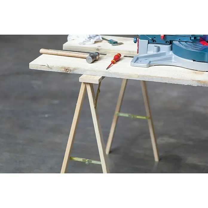 Astigarraga Caballete plegable de madera Kipli - Peso máximo admitido: 250 kg, Altura: 73,5 cm, Pino - Un banco de trabajo con martillo, destornillador y sierra, ideal para proyectos de bricolaje y aplicaciones profesionales.