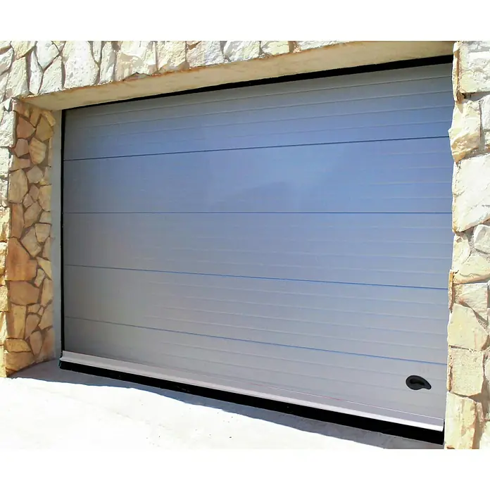 Junta para puerta aluminio garaje - Gris, Largo: 2,5 m - Una elegante puerta de garaje de paneles enmarcada por una pared de piedra que añade un toque de encanto rústico al exterior de la casa.