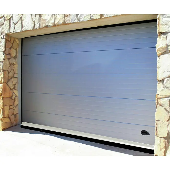 Junta para puerta aluminio garaje - Blanco, Largo: 2,5 m - Puerta de garaje gris con líneas horizontales y manija negra, incrustada en una pared de piedra.