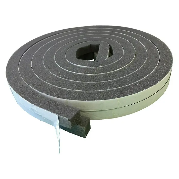 Cinta de sellado Garaje poliuretano -  - Un rollo de cinta de sellado de espuma con respaldo adhesivo, ideal para sellar ventanas y puertas.