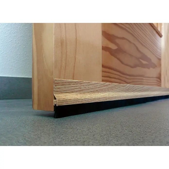 Junta para puerta aluminio - Roble, Largo: 92 cm - Imagen de un burlete de madera para puerta con un cepillo negro para sellar contra corrientes de aire y polvo.