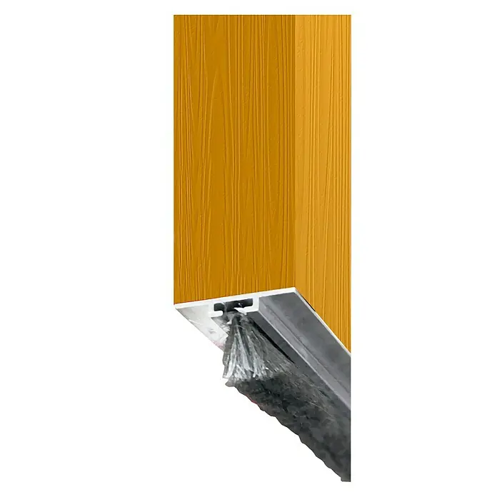 Cinta de sellado oculto aluminio -  - Primer plano de un burlete con cepillo unido a una puerta de madera amarilla, diseñado para evitar corrientes de aire y polvo.