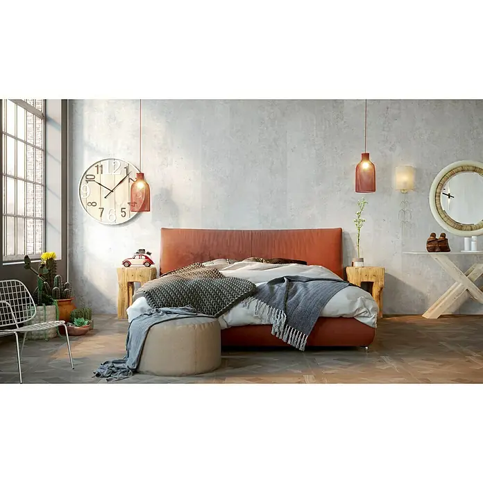 Bariperfil Perfil de acabado y remate Urban Concrete - 2,44 m x 25 mm x 30 mm - Acogedora habitación con una cama marrón con almohadas y mantas suaves, acentuada por lámparas modernas y un elegante puf.