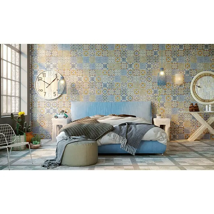 Bariperfil Cornisa Hidráulico Marino - 2,44 m x 7 mm x 40 mm - Dormitorio con una cama azul, azulejos estampados en la pared y accesorios decorativos. Los azulejos crean un ambiente cálido y acogedor.