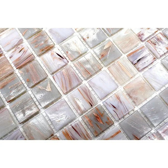 Mosaikfliese Quadrat Uni GM GSL 510 - 32,7 x 30,5 cm, Beige, Glänzend - Nahaufnahme von quadratischen Mosaikfliesen in Weiß-, Grau- und Roségold-Tönen, die eine elegante und moderne Ästhetik bieten. Ideal für stilvolle Wand- und Bodengestaltungen.