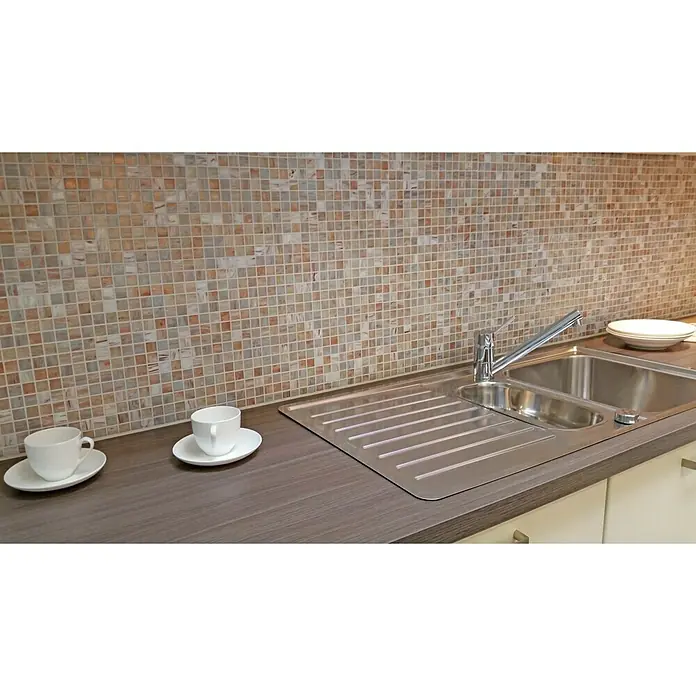 Mosaikfliese Quadrat Uni GM GSL 510 - 32,7 x 30,5 cm, Beige, Glänzend - Küchenspüle aus Edelstahl mit Abtropffläche und Armatur, umgeben von zwei weißen Tassen auf Untertassen und einem Teller.