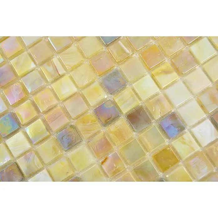 Mosaikfliese Quadrat Mix GM MRY 556 - 31,7 x 31,7 cm, Sand, Glänzend - Nahaufnahme von schimmernden, goldfarbenen Mosaikfliesen mit einem irisierenden Finish, ideal für dekorative Oberflächen.