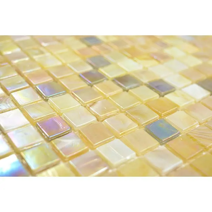 Mosaikfliese Quadrat Mix GM MRY 556 - 31,7 x 31,7 cm, Sand, Glänzend - Nahaufnahme von schimmernden, quadratischen Mosaikfliesen in Gold- und Beigetönen, die ein elegantes und luxuriöses Designelement zeigen.