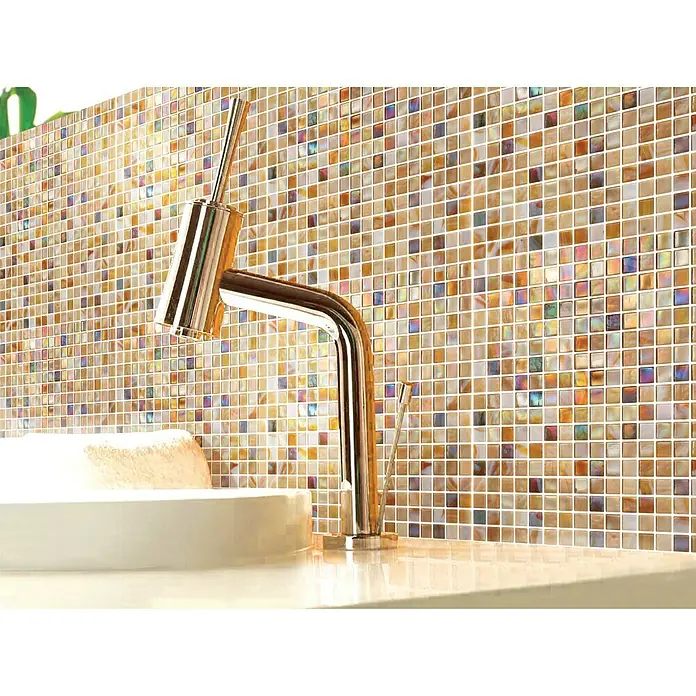 Mosaikfliese Quadrat Mix GM MRY 556 - 31,7 x 31,7 cm, Sand, Glänzend - Nahaufnahme eines stilvollen Waschbeckens mit Armatur und schimmernden Mosaikfliesen im Hintergrund. Perfekt für moderne Badezimmerdesigns.
