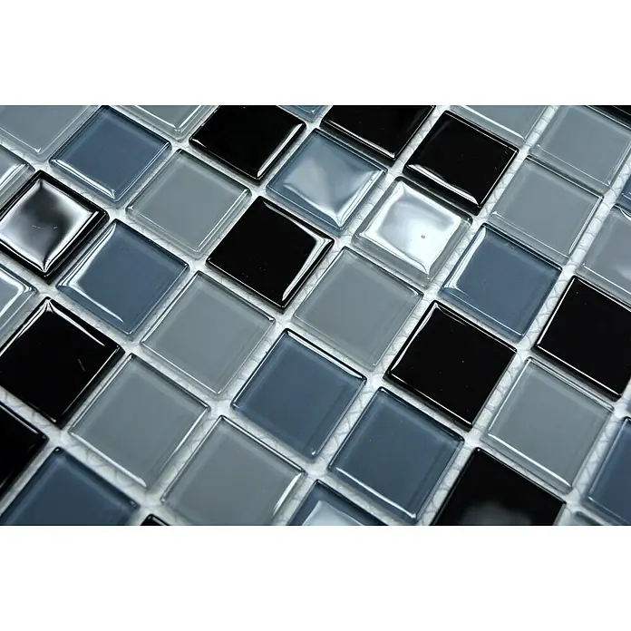 Mosaikfliese Quadrat Crystal CM 4999 - 32,7 x 30,2 cm, Grau, Glänzend - Nahaufnahme von quadratischen Mosaikfliesen in Schwarz- und Grautönen, die ein modernes und stilvolles Muster für Wand- oder Bodengestaltung bilden.