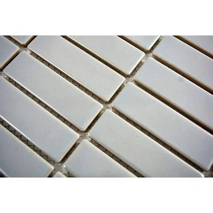 Mosaikfliese Stäbchen Uni ST 330 - 29,8 x 31,8 cm, Grau, Glänzend - Nahaufnahme von hellen, rechteckigen Keramikfliesen auf einem Netz, ideal für Badezimmer oder Küchen.