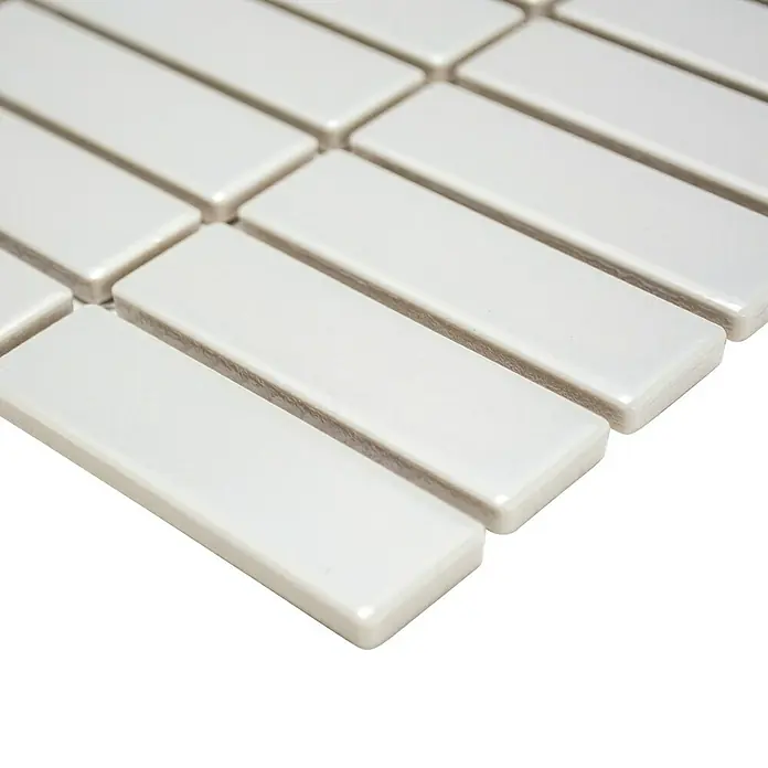 Mosaikfliese Stäbchen Uni ST 330 - 29,8 x 31,8 cm, Grau, Glänzend - Nahaufnahme von weißen, rechteckigen Keramikfliesen. Das glänzende Material sorgt für ein modernes Aussehen und ist ideal für Badezimmer oder Küchen.