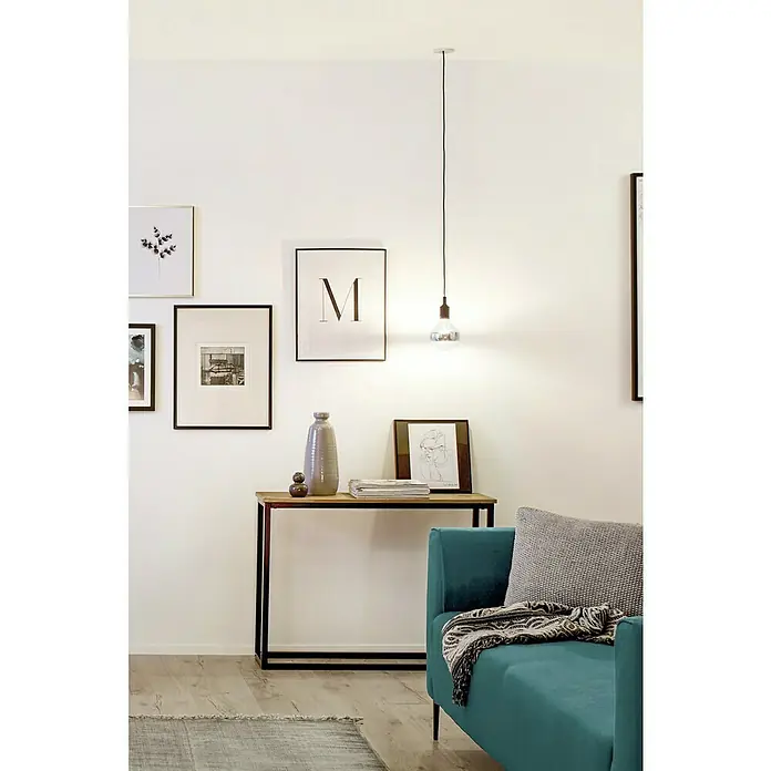 Paulmann Neordic Pendelleuchte Ketil - Schwarz, 200 cm, 20 W, E27 - Modernes Wohnzimmer mit minimalistischer Pendelleuchte, gerahmten Bildern und einem türkisfarbenen Sofa, das eine stilvolle und gemütliche Atmosphäre schafft.