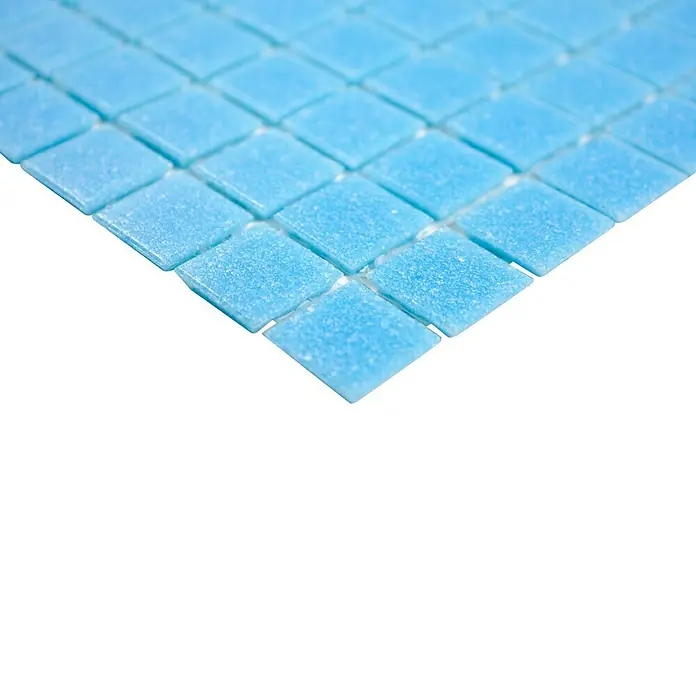 Mosaikfliese Quadrat Uni GM A 36 - 30,5 x 30,5 cm, Hellblau, Glänzend - Nahaufnahme von glänzenden, hellblauen Mosaikfliesen auf einer quadratischen Oberfläche mit dunklem Hintergrund.