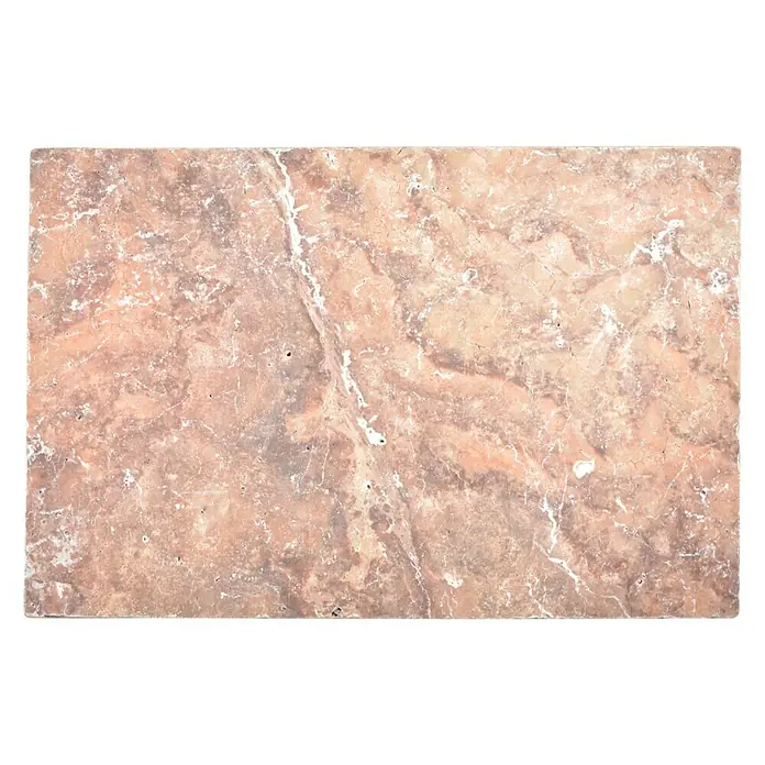Antikmarmorfliese Travertin Rosso - 61 x 40,6 cm, Rotbraun, Matt - Die Nahaufnahme zeigt eine rechteckige Marmorfliese in sanften Rosa- und Beigetönen, durchzogen von feinen weißen Linien und Texturen.