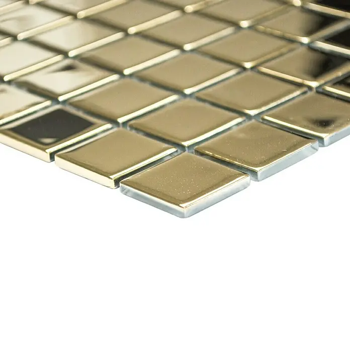 Mosaikfliese Quadrat Crystal CM 4GO1 - 32,7 x 30,2 cm, Gold, Glänzend - Nahaufnahme von schimmernden, goldfarbenen Mosaikfliesen, die eine luxuriöse und moderne Ästhetik für Wand- oder Bodendesigns bieten.
