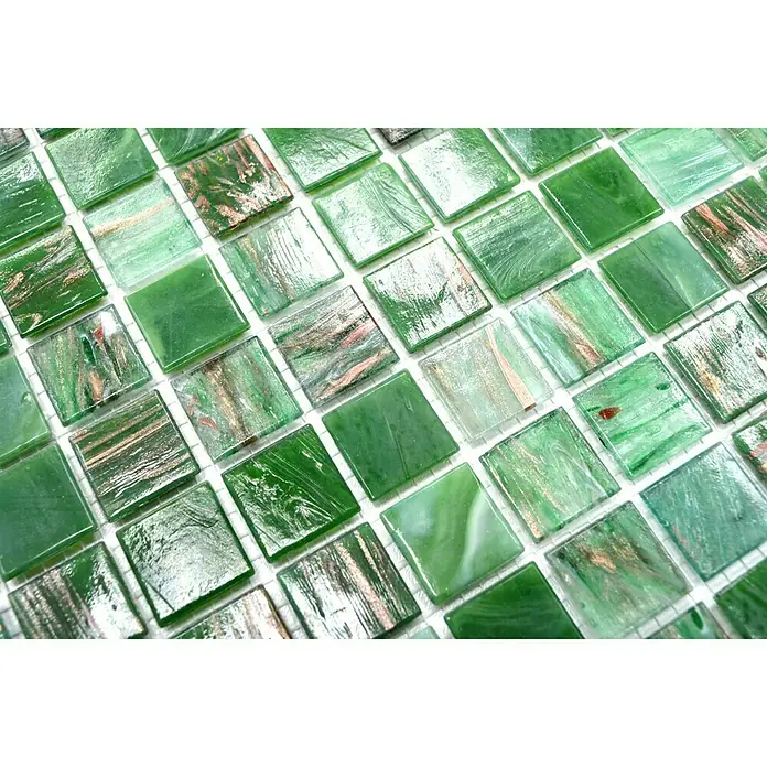 Mosaikfliese Quadrat Mix GSL 550 - 32,7 x 30,5 cm, Grün, Glänzend - Nahaufnahme eines Blatts grüner Mosaikfliesen, die sich perfekt für ein Badezimmer oder eine Küche eignen.