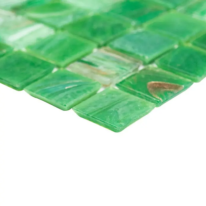 Mosaikfliese Quadrat Mix GSL 550 - 32,7 x 30,5 cm, Grün, Glänzend - Nahaufnahme von grünen Glasmosaikfliesen, die eine schimmernde Oberfläche und ein interessantes Muster aufweisen. Ideal für Bad und Küche.