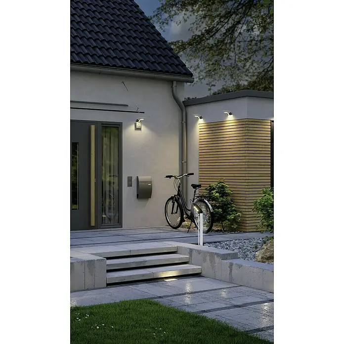Paulmann Soley LED-Außenwegleuchte - Warmweiß, IP44, Anthrazit - Hauseingang mit moderner Beleuchtung. Die Wandleuchten und die Bodenleuchten sorgen für eine stimmungsvolle Atmosphäre und heben das architektonische Design hervor.