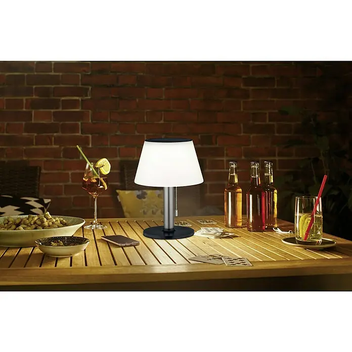 Paulmann Solar-Dekoleuchte Lillesol - 0,8 W, Edelstahl, IP44 - Eine elegante Tischleuchte auf einem Holztisch im Freien, umgeben von Getränken und Snacks. Perfekt für gemütliche Abende im Garten.