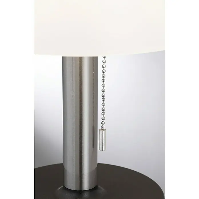 Paulmann Solar-Dekoleuchte Lillesol - 0,8 W, Edelstahl, IP44 - Nahaufnahme einer Tischleuchte mit silbernem Sockel, weißem Schirm und Zugschnur. Elegantes Design für stilvolle Beleuchtungslösungen im Wohnbereich.