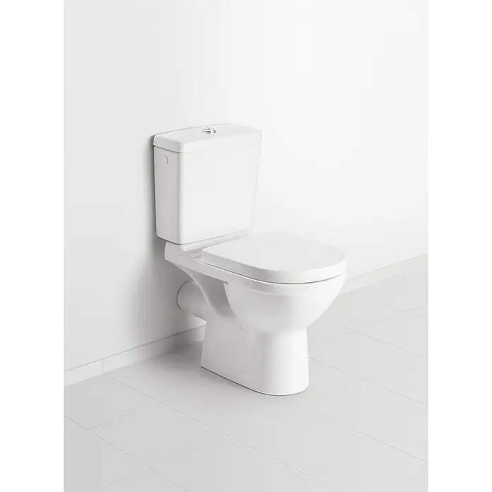 Villeroy & Boch O.novo Spülkasten - Mit schmutzabweisender Glasur, Keramik, 18 x 38,5 x 39 cm - Nahaufnahme einer weißen Toilette vor einer weißen Wand und weißen Fliesen. Die Toilette ist das zentrale Element und wirkt sauber und modern.