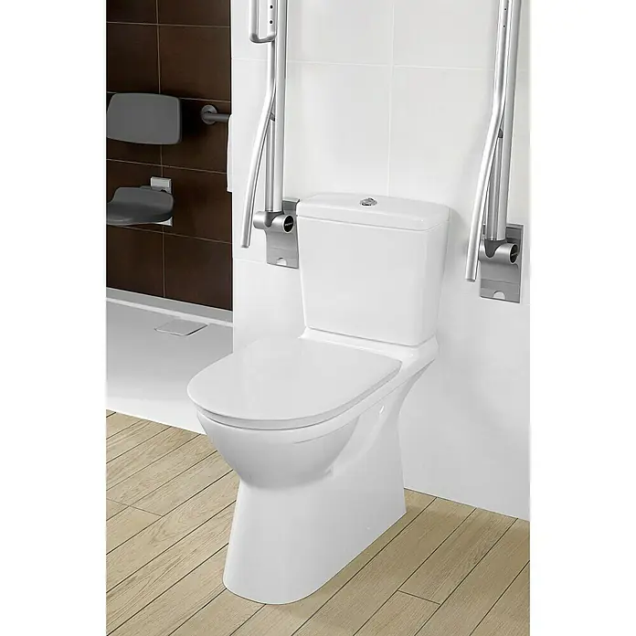 Villeroy & Boch O.novo Spülkasten - Mit schmutzabweisender Glasur, Keramik, 18 x 38,5 x 39 cm - Nahaufnahme einer weißen Toilette mit hochklappbaren Stützgriffen an einer weißen Wand im Badezimmer, die Komfort und Sicherheit bietet.