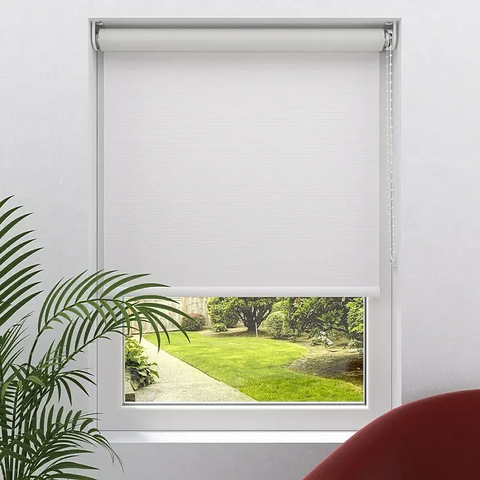 Expo Ambiente Verdunkelungsrollo - B x H: 180 x 275 cm, Weiß, Uni - Das Bild zeigt ein weißes, blickdichtes Rollo am Fenster, ideal für Sichtschutz und zur Verdunkelung von Räumen mit sanftem Lichteinfall.