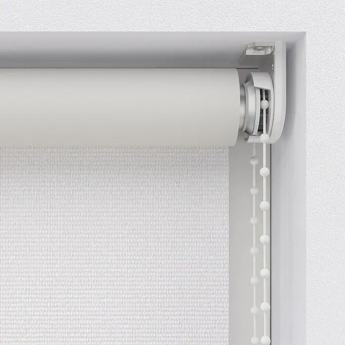 Expo Ambiente Verdunkelungsrollo - B x H: 180 x 275 cm, Weiß, Uni - Nahaufnahme einer weißen Fensterjalousie mit Zugband, die in einem hellen Raum für Privatsphäre und Lichtsteuerung sorgt.