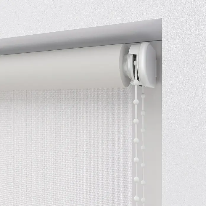 Expo Ambiente Verdunkelungsrollo - B x H: 180 x 275 cm, Weiß, Uni - Nahaufnahme einer weißen Rolljalousie mit Kettenzug. Helle, moderne Fensterdekoration für ein stilvolles Zuhause.