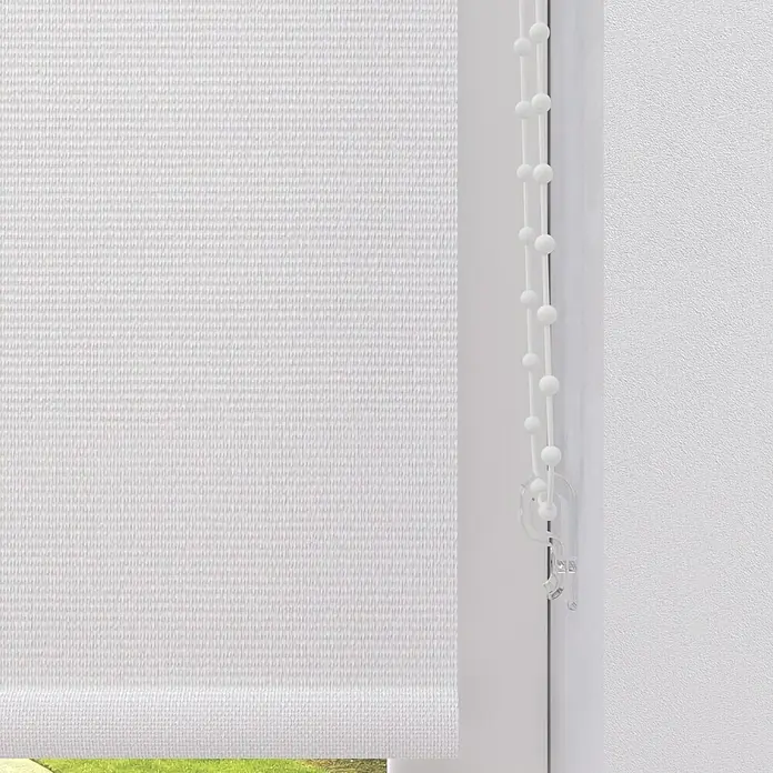 Expo Ambiente Verdunkelungsrollo - B x H: 180 x 275 cm, Weiß, Uni - Nahaufnahme einer weißen Fensterjalousie mit Kettenzugmechanismus, der für Lichtregulierung sorgt.