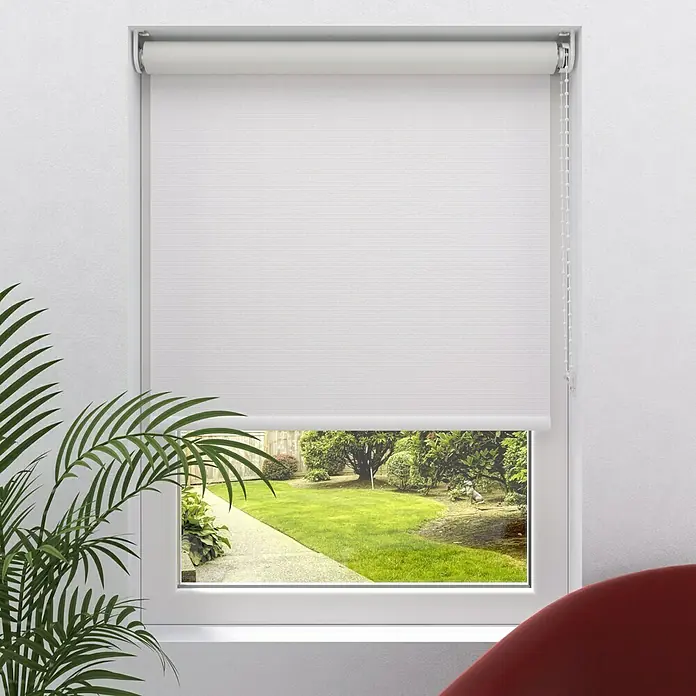 Expo Ambiente Verdunkelungsrollo - B x H: 160 x 275 cm, Weiß, Uni - Ein modernes, weißes Rollo vor einem Fenster mit Blick auf einen Garten sorgt für Privatsphäre und Lichtregulierung.