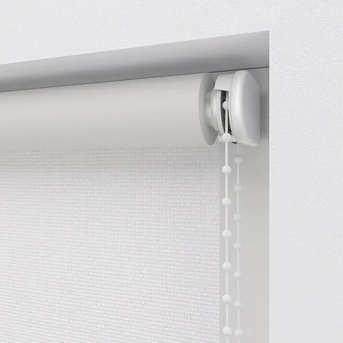 Expo Ambiente Verdunkelungsrollo - B x H: 160 x 275 cm, Weiß, Uni - Nahaufnahme einer weißen Rollo mit Zugschnur und seitlicher Halterung, ideal zur Lichtregulierung und als Fensterdekoration.