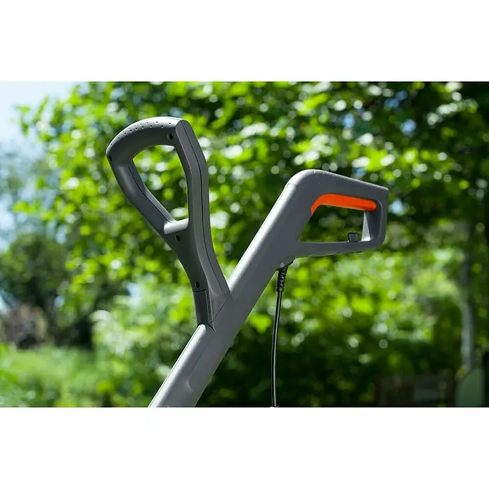 Gardena SmallCut Elektro-Rasentrimmer 350/23 Plus - 350 W, Schnittbreite Faden: 23 cm - Griff einer Husqvarna Heckenschere, ergonomisch geformt für komfortable Gartenarbeit. Ideal für präzise Schnitte und einfache Handhabung.