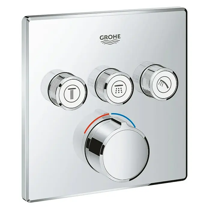 Grohe SmartControl UP-Brausearmatur - Anzahl Absperrventile: 3 Stk., Eckig, Chrom, Glänzend - Nahaufnahme eines Grohe Duschthermostats mit quadratischer Chromoberfläche und drei runden Knöpfen zur Steuerung der verschiedenen Funktionen.