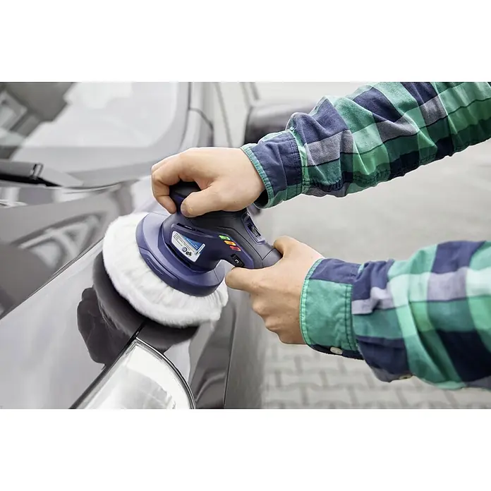 Cartrend Akku-Poliermaschine 10699 - 12 V, 1 Akku, 2 Ah, Leerlaufdrehzahl: 0 U/min - 5.000 U/min - Das Bild zeigt eine Person, die ein Auto mit einer Poliermaschine poliert, um den Lack aufzubessern und ihm Glanz zu verleihen.