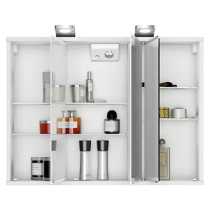 Jokey LED-Spiegelschrank Lena - B x H: 80 x 64 cm, Holz, Weiß - Ein weißer Badezimmerschrank mit Glasböden, gefüllt mit verschiedenen Pflegeprodukten und Kosmetika, beleuchtet von oben.