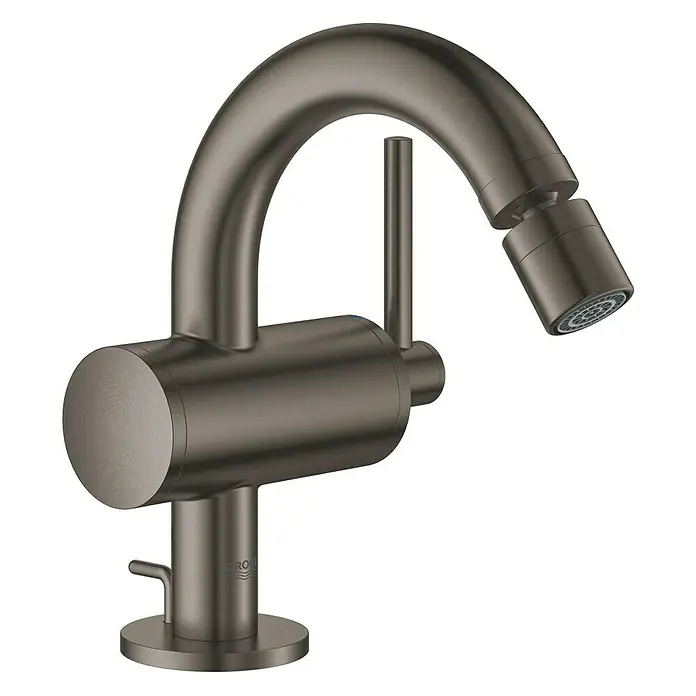 Grohe Atrio Bidetarmatur - Hard Graphite, Matt - Nahaufnahme eines modernen, gebürsteten Grohe-Wasserhahns mit Schwenkauslauf und Hebelgriff. Elegantes Design für das moderne Badezimmer.