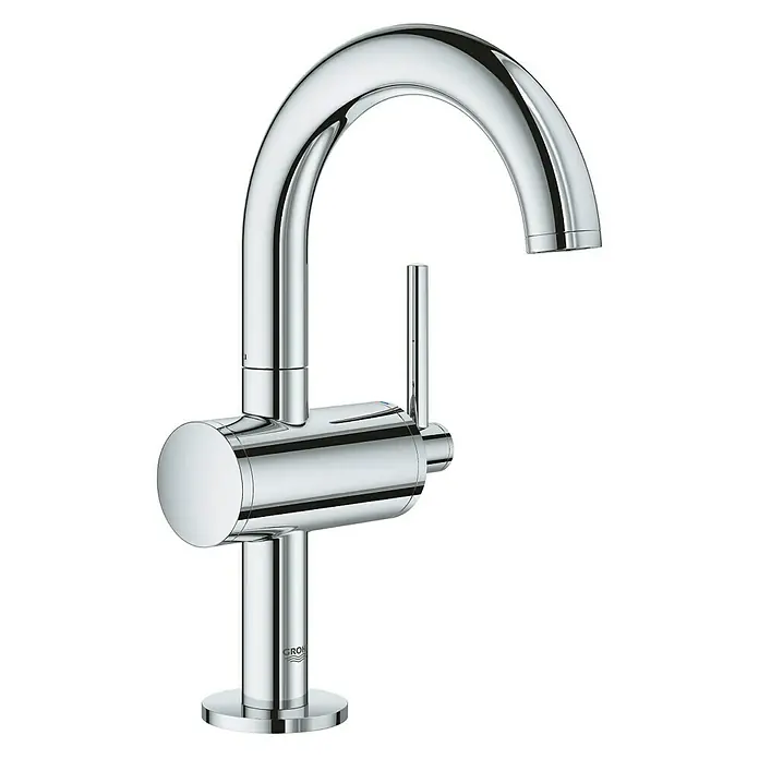 Grohe Atrio Waschtischarmatur M-Size - Chrom, Glänzend - Nahaufnahme einer glänzenden Grohe Armatur, die modernes Design und hochwertige Verarbeitung vereint. Perfekt für stilvolle Badezimmer.