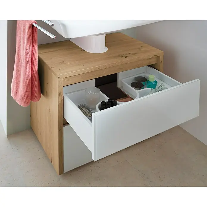 Riva Waschtischunterschrank Glass60,8 x 40 x 58 cm, Eiche Nachbildung, Weiß - Bild eines Badezimmerschranks mit Schubladen und Handtuchhalter. Der Schrank ist aus hellem Holz und die Schubladen sind weiß.