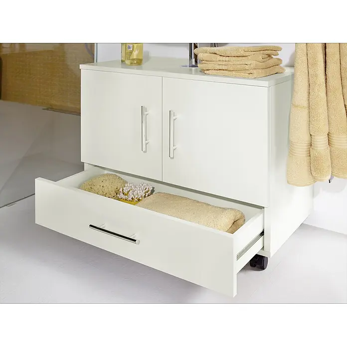 Riva Waschtischunterschrank System - 62,2 x 35,6 x 57,5 cm, Weiß, Matt - Weißer Badezimmerschrank mit Schublade, Handtüchern und Pflegeprodukten. Der Waschtischunterschrank bietet praktischen Stauraum im Badezimmer.