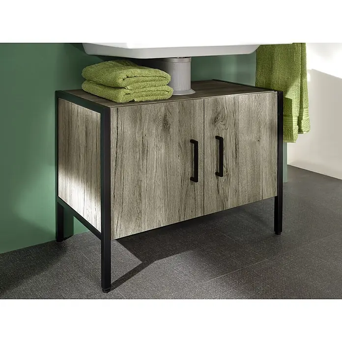 Riva Waschtischunterschrank Metal - 66,2 x 36 x 56 cm, Sanremo Rustico, Matt - Ein Waschbeckenunterschrank in Holzoptik mit schwarzen Metallgriffen und Füßen, dazu grüne Handtücher.